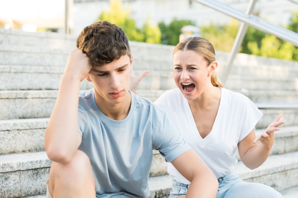 Contrôle excessif et violence émotionnelle